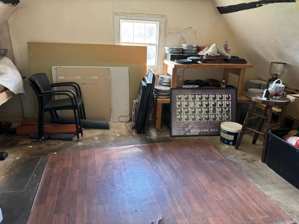 Lot: 77 - FREEHOLD CITY CENTRE COMMERCIAL INVESTMENT - Second floor room rear
